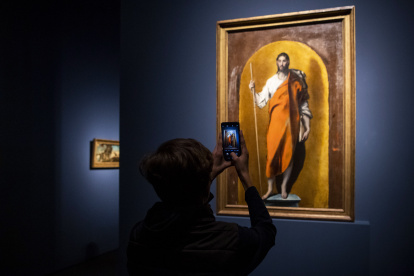 Un visitante toma una foto de la pintura "Santiago el Mayor", que forma parte de la exposición "El Greco" en el Museo de Bellas Artes de Budapest, que este viernes abre sus puertas.