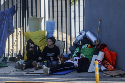 Un grupo de personas esperan para ingresar hoy, al estadio Monumental de River Plate donde actuará la banda británica Coldplay, en Buenos Aires (Argentina).