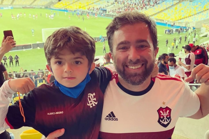 Joao Carinha (i) es un pequeño hincha del Flamego que estará en la final de la Copa Libertadores.