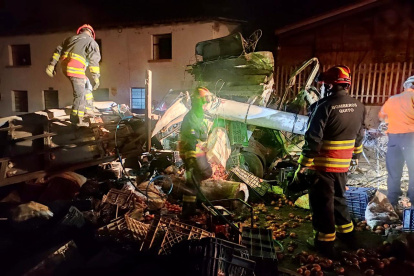 Destrozados. Reducidos a nada quedaron los dos automotores involucrados en este nuevo siniestro vial.