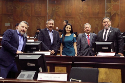 Los legisladores Marlon Cadena, Daniel Onofa, Yeseña Guamaní, Luis Marcillo y Ramiro Frías en el Pleno de la Asamblea Nacional.