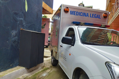 Momento en el que el cuerpo de la víctima fue trasladado a la morgue.