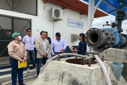 Visita. Bolívar Guzmán, gerente del BEDE, junto al alcalde Dalton Narváez durante la visita en Chobo.