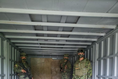 Imbabura. Militares encontraron un camión abandonado con material aurífero extraído de Buenos Aires. Los choferes huyeron.