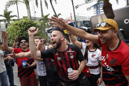 Hinchas animan a la llegada de los jugadores de Paranaense.