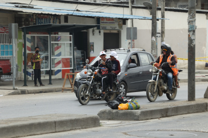 Es común ver a dos personas en moto y sin casco circulando por las calles de Guayaquil.