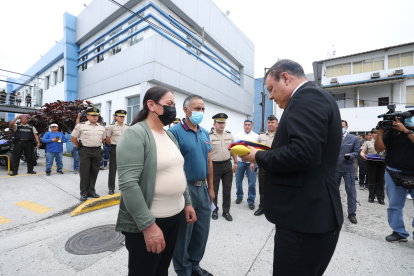 Escenario. Los padres de Verónica Songor recibieron el reconocimiento póstumo de su hija durante su velatorio.