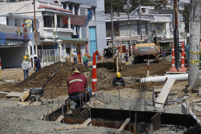 Los obreros volvieron a trabajar en la obra de manera apresurada
