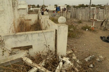 Desorden. En el camposanto hay lomas de tierra, maleza, cemento partido y ramas secas por doquier.