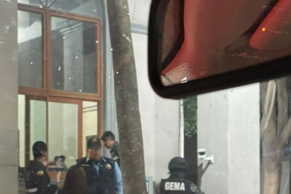 El asambleísta Fernando Villavicencio divulgó en sus redes sociales una foto de la diligencia investigativa.