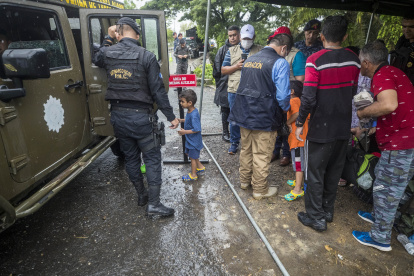 Pistas. Migrantes venezolanos son detenidos por militares y policías guatemaltecos en El Cinchado.