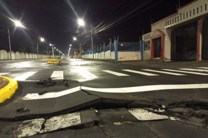 Daños. La avenida principal donde se ubican dos colegios, fue afectada.