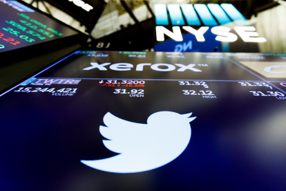 Vista del logo de Twitter en la Bolsa de Nueva York (EE.UU.), en una fotografía de archivo.
