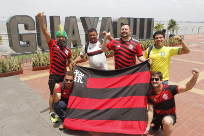 Hinchas del Flamenco pasean por la ciudad de Guayaquil previo a la final de la Libertadores a celebrarse el sábado 29 de octubre