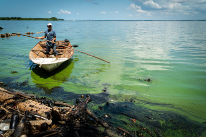 Fotografía de manchas de petroleo el 20 de octubre del 2022, en el Lago de Maracaibo (Venezuela).