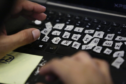 Chivio Mémbora un Wounaan de 54 años trabaja en el desarrollo del proyecto "Comarca" el 27 de octubre de 2022, en el Laboratorio de Innovación Ciudadana en Ciudad de Panamá (Panamá).