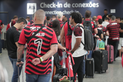 Hinchas de Flamengo esperan sin poder abordar hoy, en el lobby del Aeropuerto Internacional do Galeão, en Río de Janeiro (Brasil).