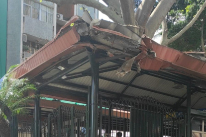 Un pedazo de techo de la parada de la Metrovía sufrió daños.