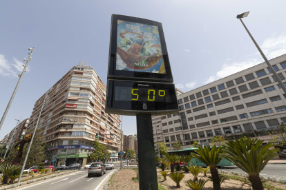Imagen de archivo de un termómetro este verano en Murcia.