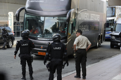 Fotografía de un autobús con los jugadores Flamengo a su llegada al hotel.