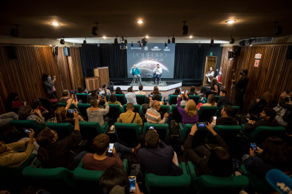 El vicepresidente de producción de Venevisión, Hugo Carregal (i), y Madhmoud Handous, presidente de Advanta Producciones, ofrecen una rueda de prensa en Caracas (Venezuela).