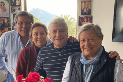 Pepe junto a sus hijos Ricky y Silvia y su esposa Rosita.