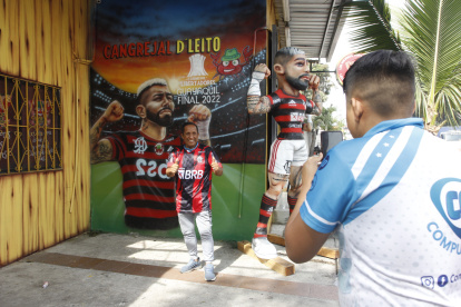 Avenida Barcelona. Los hinchas llegan hasta el cangrejal para sacarse una foto con el monigote y el mural