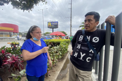 El cuñado Franklin Ruiz y su prima esperaban en los exteriores de la morgue.