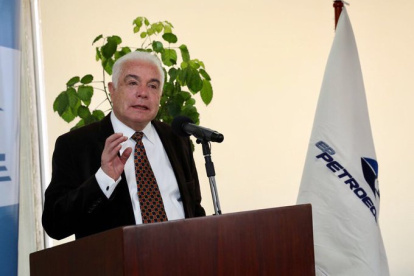 Santos Alvite es doctor en jurisprudencia y ha ocupado algunos cargos públicos.