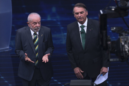 El ex mandatario progresista Luiz Inácio Lula da Silva (i) y el ultra derechista Jair Bolsonaro (d) participan hoy del primer debate presidencial de cara a la segunda vuelta de las elecciones presidenciales de Brasil, en la sede de televisión Bandeirantes en São Paulo (Brasil). EFE/ Sebastião Moreira
