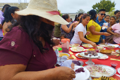Invitados a comer. Puesta la mesa, se espera que las ‘ánimas’ lleguen a comer. Se colocan los platos preferidos de los difuntos.
