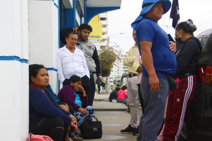 Salinas. Los familiares de los pescadores desaparecidos aparecen al pie de la Base Naval. Esperan un milagro.