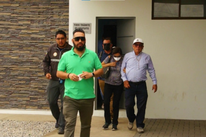 Santa Elena. Los padres de Sandra Villena abandonaban las instalaciones de la morgue, tras ver el cuerpo.