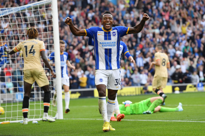 Pervis Estupiñan participó en el tercer gol del Brighton. A pase de Moisés Caicedo, sacó un centro que se desvió y terminó en el fondo del arco contrario