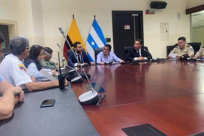 En el ECU 911 se congregan las autoridades para verificar los movimientos de las personas y de las vías en Guayaquil.