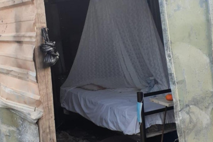 Unos vecinos le prestaron la cama para que pueda descansar en compañía de sus gatos.