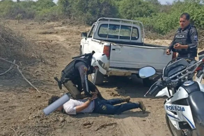 Momento en el que uno de los delincuentes fue capturado en la vía a Engabao.