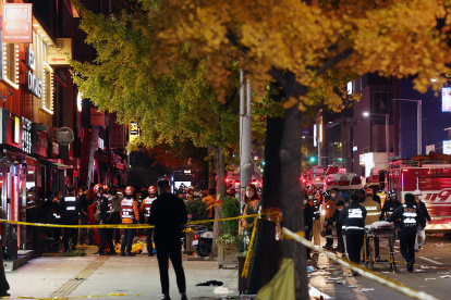 Policías protegen la zona de Seúl donde unas 50 personas resultaron heridas graves