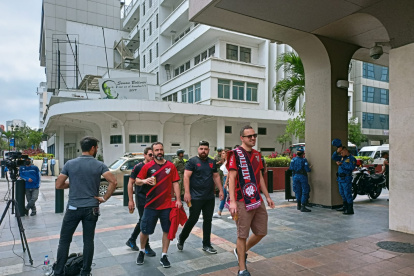 Hinchas del Flamengo caminan por las calles de Guayaquil