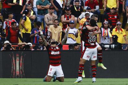 Gabriel Barbosa "Gabi" (i) de Flamengo celebra su gol hoy, la final de la Copa Libertadores entre Flamengo y Athletico Paranaense en el estadio Monumental Isidro Romero en Guayaquil (Ecuador).