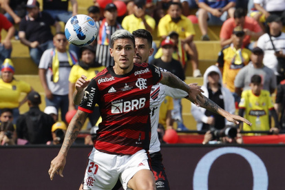 Pedro (i) de Flamengo disputa un balón con Pedro Henrique de Paranaense hoy, la final de la Copa Libertadores entre Flamengo y Athletico Paranaense en el estadio Monumental Isidro Romero en Guayaquil (Ecuador).