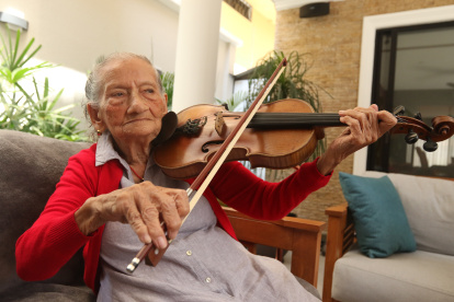 Personaje. Lucía Sánchez, una de las primeras mujeres de la Orquesta Sinfónica de Guayaquil. En la actualidad tiene  99 años de edad.
