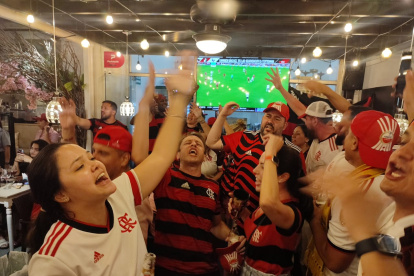 Hinchas del Flamengo celebran el cetro de la Libertadores.