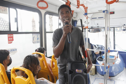 Max Monaga en su trabajo diario, en los buses que circulan entre Pascuales y Los Vergeles, sale antes de las 07:30