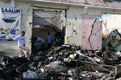 Un edificio dañado tras las dos explosiones en Mogadiscio