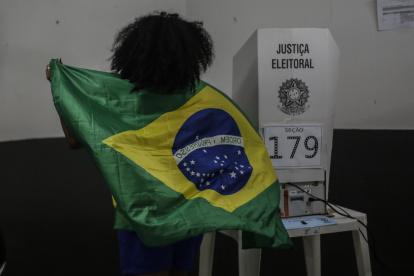 Ciudadanos depositan su voto en los colegios electorales, en Río de Janeiro (Brasil)