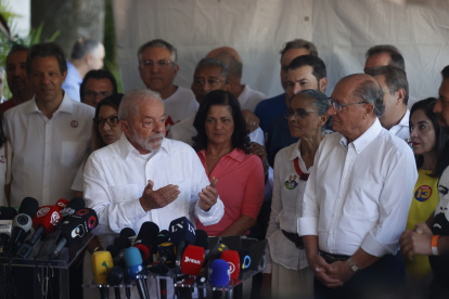 El expresidente de Brasil y candidato presidencial Luiz Inácio Lula da Silva, habló con los medios hoy.
