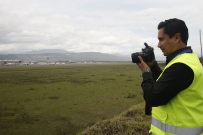 El lote, que fue destinado por el Municipio de Quito para generar el programa de asentamiento y desarrollo económico, está a un costado de la pista de aterrizaje, a la espera de ser intervenido.