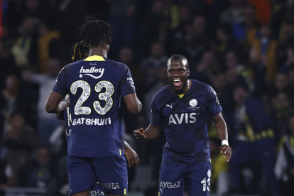 Enner Valencia celebra su gol por la Superliga de Turquía con Batshuayi.