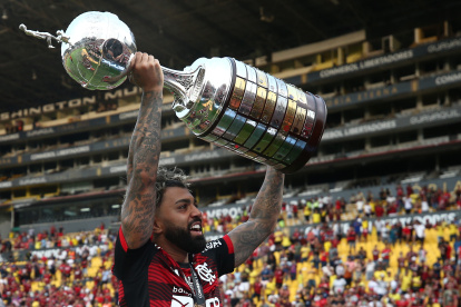 Gabriel Barbosa, delantero del Flamengo y autor del único gol en la final ante el Paranaense, levanta el trofeo de la Copa Libertadores de América en Guayaquil.